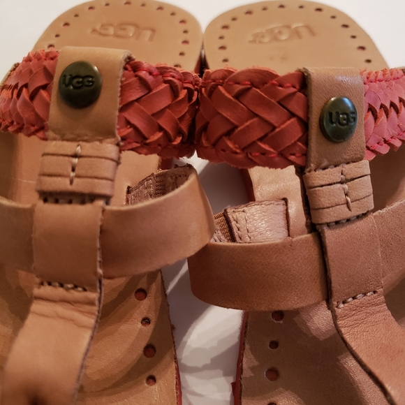 UGG Shoes - Like new, EUC UGG flip flop sandals, size 5